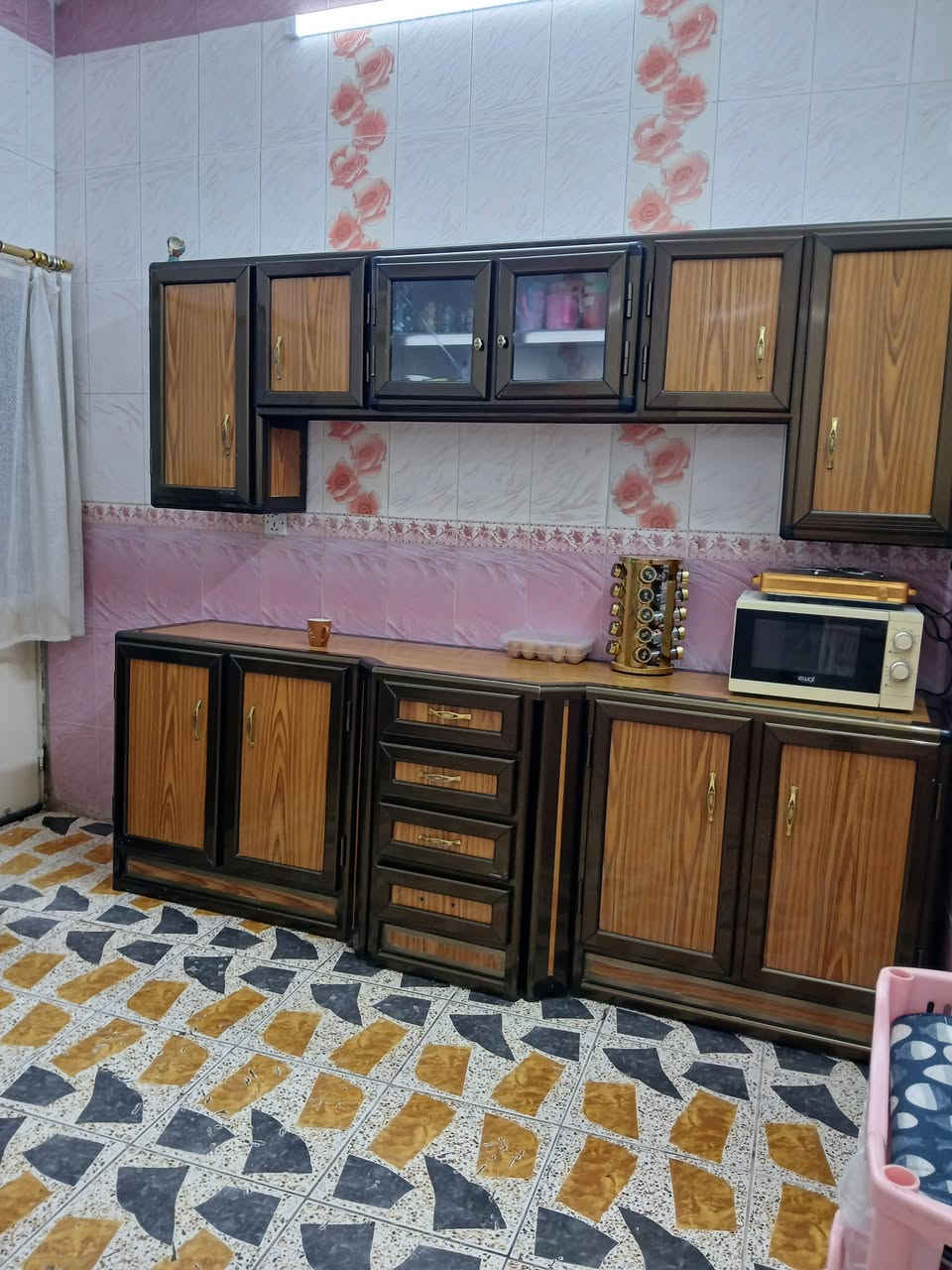 السلام عليكم للبيع دار المساحة ١٤٠ واجهة سبعة ونص مدخلين البيت مكون من كراج وحديقة غرفتين نوم مطبخ مع حولي وترك خلف البيت شارع عريض العنوان بغداد الراشدية مركز الناحيه اول فرع في شارع المراسمه مقابل ماركت السدرة هاتف *********** الرقم بي وتس أب

