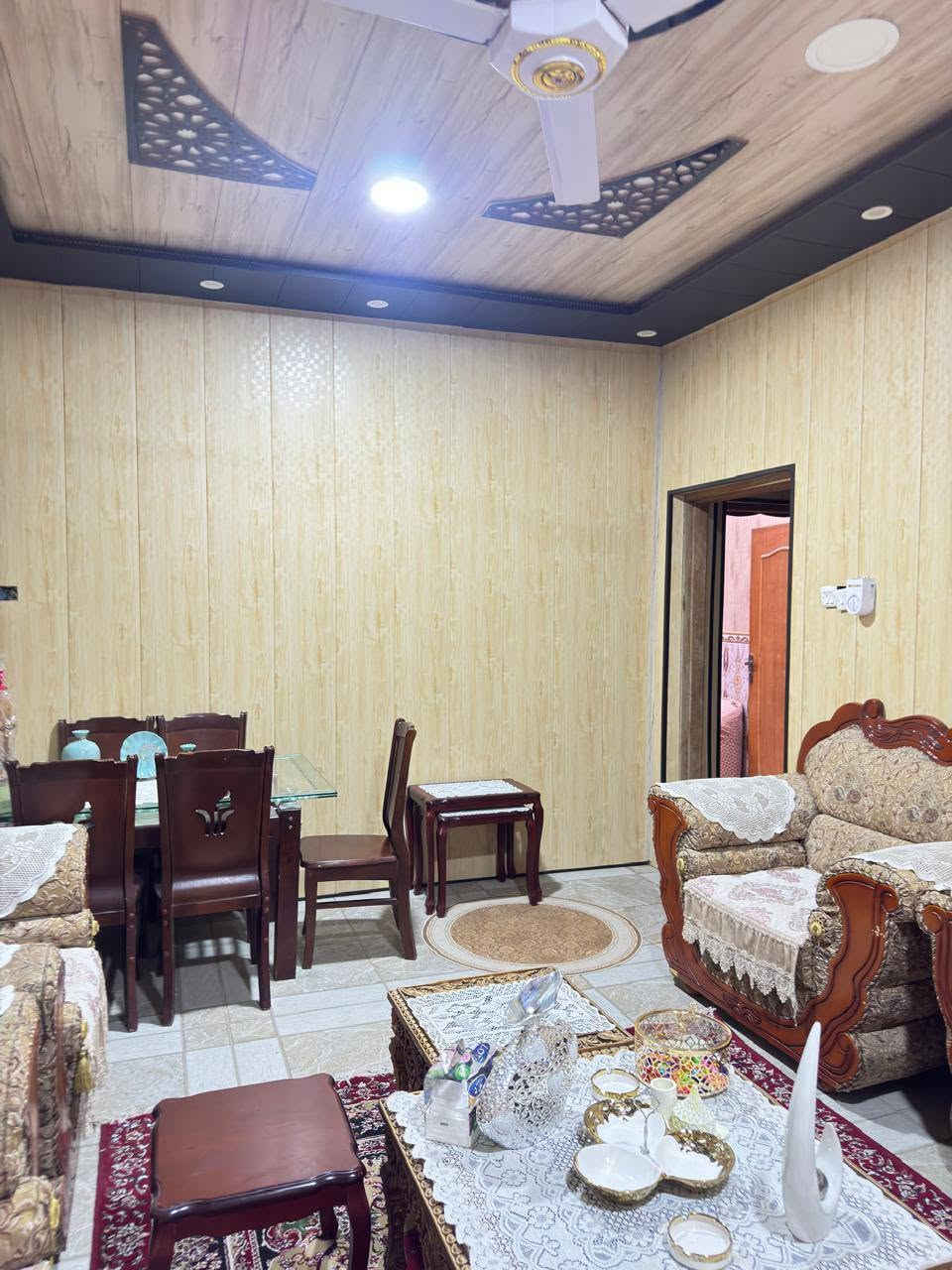 بيت للبيع
في البصرة- الامن الداخلي- حي الجهاد - شارع القائد- قرب اسواق ليوثي وانشائيات الغدير
قريب جدا على الشارع العام

المساحة 200م مع فضلة 20م
الواجهه 10م والنزال 22م
يتكون من 
طابقين 
كراج كبير شتايگر مسقف 
حديقة 
حمام خارجي

الطابق الاول : يتكون من استقبال 
غرفة جلوس 
صالة 
مطبخ مع كاونتر حديث مفتوح على الصالة
غرفة منام 
مجمع صحيات  
منور كبير خلف البيت مع تنور طين 

الطابق الثاني : يتكون من 
4 غرف (ثلاثة غرف كبيرة + غرفة صغيرة )
صاله 
صحيات 
بيتونة
غرفة مخزن كبيرة معزولة في السطح 
السطح شتايگر 

البناء جديد والبيت نظيف جداً 
طابو ملك صرف بأسمي وجاهز للتحويل 
السعر 360 مليون
