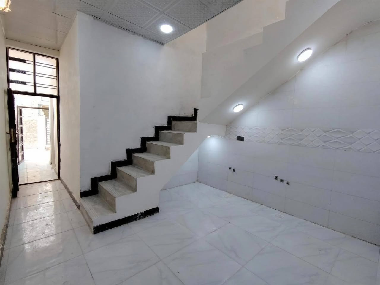 🏡دار للبيع🏡
المساحة: 60 متر
✅ #طابو_زراعي_سند_25_أقرار_محكمه
السعر: 26 مليون  (مع المجال)
الموقع: النجف شارع الصب عمود 317

مواصفات البناء: #يحتوي_على_أستقبال 
 غرفة/ صالة معزولة/مطبخ معزول/ صحيات داخليه / وخارجية / مكشوفة
بناء مرتب (أساس + سقف كونكريت + طابوك)
أرضية بورسلين أبو الـ 60

الخدمات:#بعد_عن_سوق_75متر
ماء كهرباء مدارس سوق تبليط مولد

للاستفسار والاتصال:
***********#
