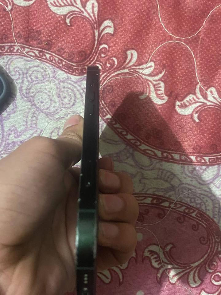 سلام عليكم ١٣ عادي وتر كلشيي ممبدل بي بطاريه ٨٣ وذاكره ١٢٨ الجهاز كلشي موضح بلصوره بس الشاصي مالته بي طخات بصيطه والشاشه بيها بيها طخه شعرايه مصوره واضحه فيس ايدي شغال الجهاز كلشي شغال بي وحلو سعره ٣٥٠ وبي مجال توصيل موجود وخادم رقمي ***********
