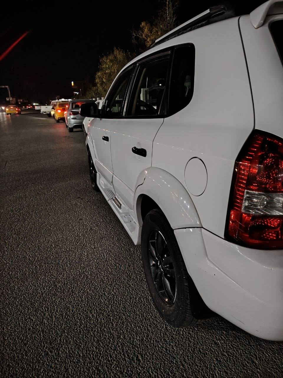 هيونداي توسان
موديل2010
رقم سليمانيه جديد ينتهي ب(2030)👍
دفتر بانزين بيها👍
محرك وكير مكفول💯
تبريد ثلج ❄️
تايرات جديدة💯
داخليه فول نظافه💯
محرك 2000👍
بيها بس قطعتين بدون دواخل👍
ترهم مراوس حسب القناعه
         (السياره مال بيت)
للأستفسار/*********** كركوك, العراق
