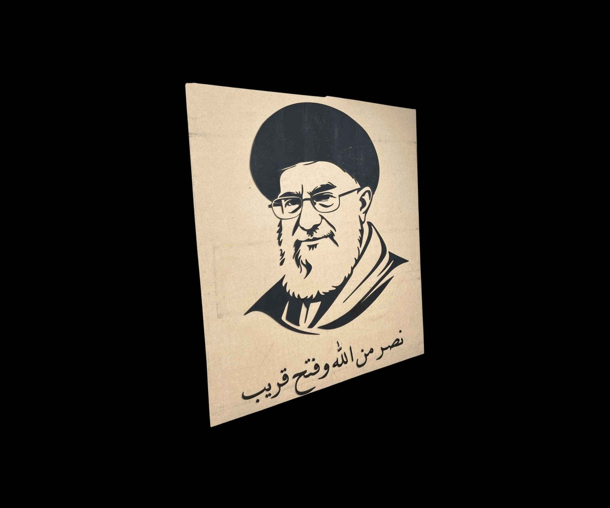 لوحة جدارية خشبية السيد علي الخامنئي ليزرية ثلاثية الأبعاد بورتريه (قطعتين)

لاستخدامات:

ديكور جداري إسلامي فاخر للمكاتب الرسمية، المقرات، الهيئات، والمجالس الثقافية.

لمسة فنية ذات طابع ديني وروحاني مميز لتزيين واجهات الاستقبال والصالات.

هدية تذكارية وعقائدية راقية جداً في المناسبات والمحافل الرسمية.

المميزات:

قص ليزر رقمي عالي الدقة: تتميز اللوحة بتفاصيل دقيقة للغاية وبورتريه منبثق تم قصه بأحدث تكنولوجيا الليزر لضمان حواف ناعمة ونظيفة تماماً كما في.

تصميم مجزأ مرن (منظومة قطعتين): يأتي الطقم مكوناً من قطعتين منفصلتين (لوحة البورتريه الرئيسية + شريط الخط العربي السفلي)، مما يمنحك حرية كاملة في تحديد المسافة الجمالية الفاصلة بينهما أثناء اللصق.

خط عربي بارز وأنيق: العبارة السفلية "نصر من الله وفتح قريب" مقطوعة بشكل بارز بخط عربي أصيل ومتقن لإعطاء هيبة وفخامة بصرية فريدة للوحة.

تثبيت ذاتي سهل وبدون مسامير: اللوحة مجهزة من الخلف بأشرطة لاصقة قوية جداً مزدوجة الوجه (Double-Sided Tape)، تتيح لك تثبيتها مباشرة على الجدران الملساء والأسطح الصلبة بكل سهولة ودون الحاجة لتخريب الحائط بالمسامير.

الملاحظات:

تجهيز وتنظيف الجدار: قبل البدء بلصق اللوحة، يرجى مسح وتنظيف السطح الجداري جيداً من الأتربة، الرطوبة، أو بقايا الأصباغ لضمان تلاحم الشريط اللاصق الخلفي بكفاءة 100%.

طريقة اللصق المتوازي: اللوحة تأتي مع قوالب خطوط ليزرية للمحاذاة يُنصح باستخدام الكبان لضمان استقامة لوحة البورتريه تماماً بشكل أفقي قبل إزالة الحماية عن الشريط اللاصق ثم اضغط بثبات على الجوانب لمدة 30 ثانية.

ميزة التباعد الجمالي: نظراً لأن شريط الكتابة منفصل تماماً (بارتفاع 15 سم) عن لوحة البورتريه (بارتفاع 60 سم)، يمكنك ترك فراغ جداري بسيط ومدروس بمقدار 2 إلى 5 سم بين القطعتين لإعطاء مظهر ديكوري عصري وأكثر اتساعاً للوحة.

القياسات:

القياس الإجمالي قبل اللصق (اللوحة + الكتابة معاً): طول 58 سم × سمك 1 سم × ارتفاع 75 سم.

قياس لوحة البورتريه فقط: طول 58 سم × سمك 1 سم × ارتفاع 60 سم.

قياس شريط الكتابة والخط فقط: طول 58 سم × سمك 1 سم × ارتفاع 15 سم.

أبعاد كرتون التغليف الآمن ضد الكسر: 60 × 80 × 5 سم.

توصيل بغداد ومحافظات بغداد, العراق


**إذا كنت صاحب هذا الإعلان وتريد حذفه لأي سبب، رجاءا أرسل رسالة إلى الدعم الفني**