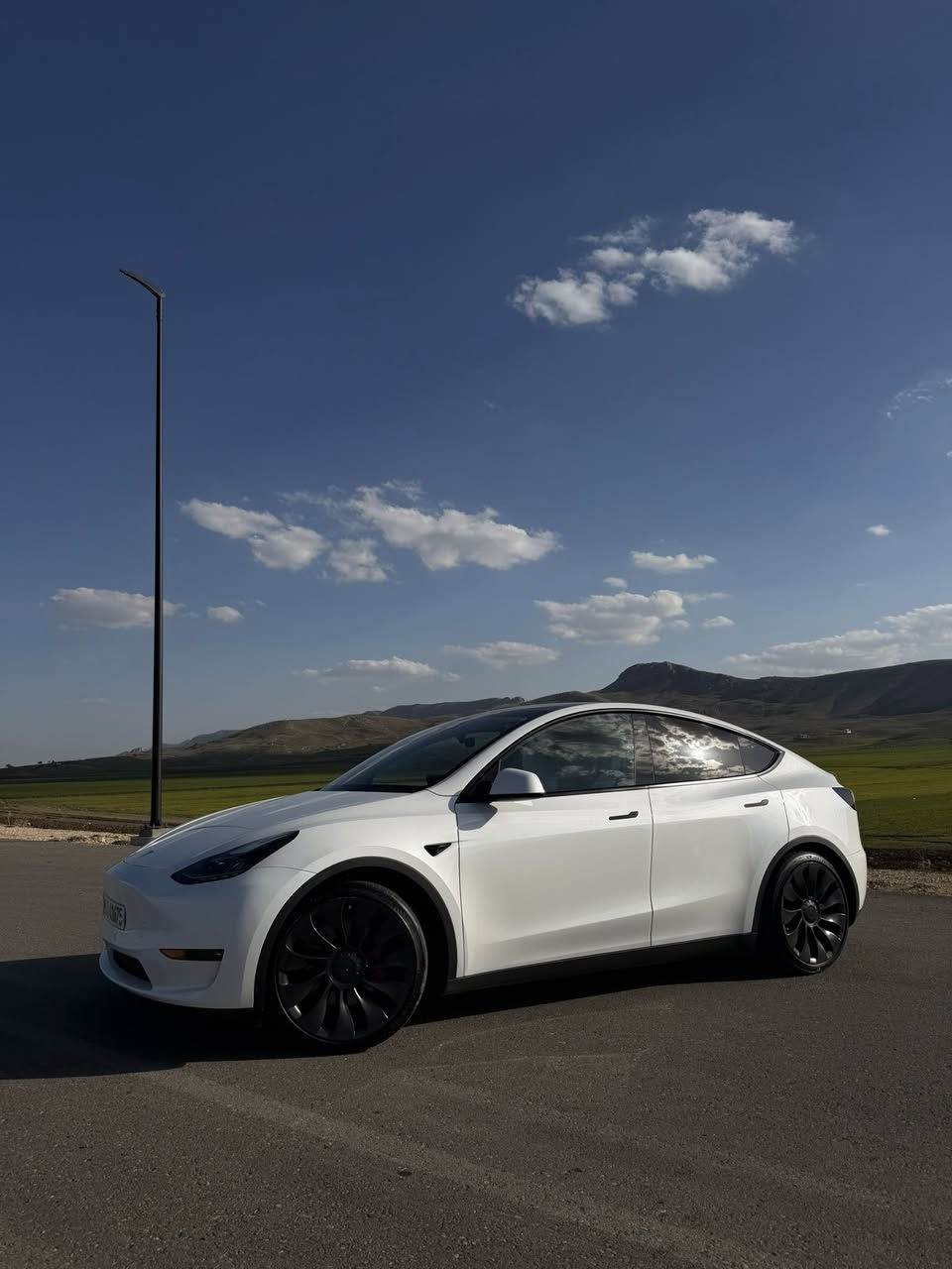 Tesla Y dual motor Performance
سيارة بيرفورمنس ١/٤ من العراق 
لون أبيض و داخل ابيض موديل 2023  اونلاین سيارة داخل بكلين فقط  بي  قطع تين  كارت  كولش اصغير  بل بونيت  بعنك  ماتشوف مكان  كارت بس  بل سونر  يبين   دزيتلك  صوره  مكان مال كارت.  0-100Km  ٣.٥ ثواني
وياله أوبر تورباين - تايرات ميشلن ٢١  فلنجه كاربون سيراميك - سبويلر كاربون ماشية ٣٨ ألف ميل
سعر 259 ورقة و بيها مجال 
رقم شانسي 7SAYGDEF4PF871940
*********** مكان سليمانية
