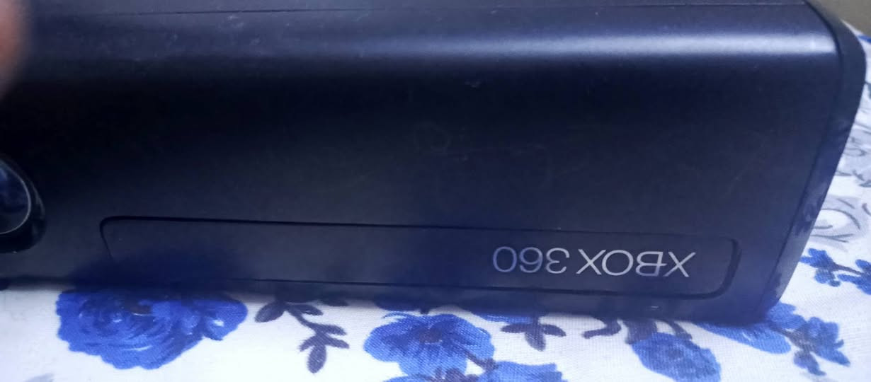 السلام عليكم.. اكس بوكس يحتاج تصليح مهكر  يحتوي على 127 لعبه ويا يدتين شغالات اريده ب 75 الف وبي مجال.. مكاني تكريت للتواصل ***********
