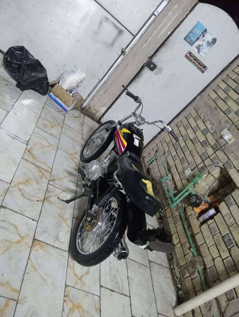 سلام عليكم  دراجه للبيع موديل 16 السعر 725 رقم التواصل***********
