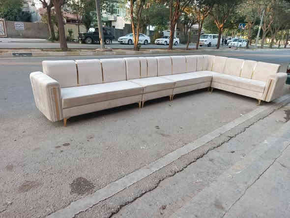 سلاوهاورییان
ئە م تاقمە ئیڵە بۆ فرۆشتن
11نەفەرییە دە سکردە
واتە فول خوسوسیە 
یە ك مانگ به کارهاتوە
ژ.م***********
