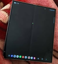 كالاكسي زد فولد ٦ • ٣ اشهر • نقطة شاشة