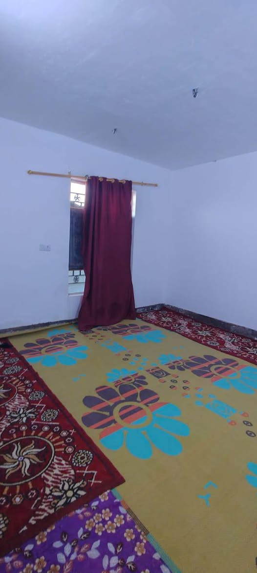 السلام عليكم بيت للبيع في النهروان في الدوانم خلف مطعم الديوان 200م
نهايه الخط الثاني بيت كامل غرفتين وصاله وصحيات و استقبال كامل الخدمات بي سحب كهرباء وتانكيات 
السعر 38 وبي مجال 
الاسستفسار *********** بي وتساب ايضا
