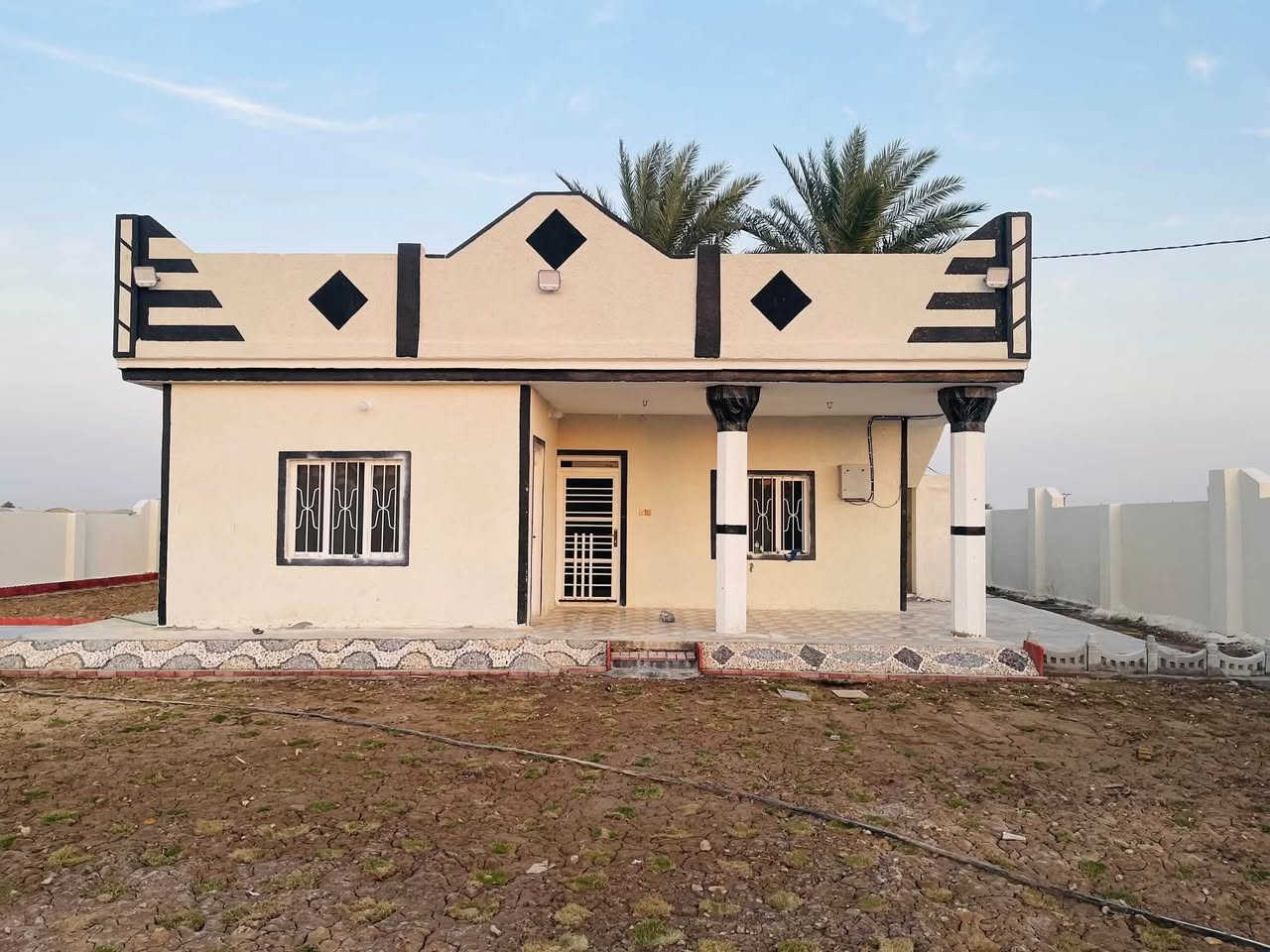 سلام عليكم من رخصت مدير الكروب دونم مع بيت البيع جاهز من كلشي مضيف ٦ متار غرف نوم ٢ هول مطبج جارجي صحيات البيت وصحيات الخطار خارجيات وشو المقطع البيت جاهز من كلشي مكان حلو قرب معمل الغاز قرب ابو حسين ابو سراميك الخفاجي قرب جبله قرب شارع العام البيت فارغ جاهز اخوكم سيد خالد /*********** /*********** كل الخدمات موجوده من كلشي او مراوس بلاندكروز
