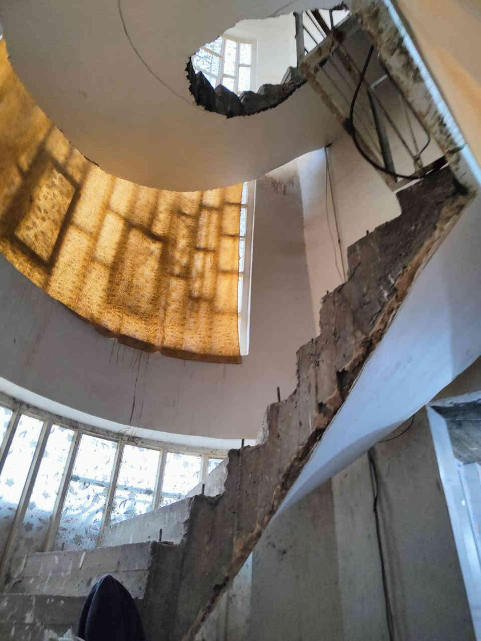 طابو ملك صرف مساحة (150م)  🏘 ركن 

              الواجهة  ( 10م ) نزال ( 15م) 

 بناء حديث جداً طابقين 🏠  2025

#طابق_الأرضي_اول : استقبال، صالة، مطبخ  ،  غرفة منام 1، مجمع صحي داخلي وخارجي ، مناور 2 ، كراج 🚘

#طابق_الثاني :غرفة منام 3 ، صالة   ، بيتونة كبيرة 

الطابق الثاني  عوزة البخ غير كامل 

🌎 #الموقع : بابل ابي غرق حي الحسين / خلف محطة  بانزخانة إليسار 

💶#السعر_خاص / لدينا عروض تناسبا   

#ملاحظة  نستقبل كافة عروضكم ولدينا المزيد من العروض

#للاستفسار_الاتصال_على_الارقام_مكتب 

#عقارات_احمد_عطاالله_آل_منصور _للعقارات _والمقاولات العامة والتصميم الهندسية 

بابل ابي غرق حي الحسين قرب محطة اليسار

رقم الهاتف /  *********** 🇮🇶🌷
