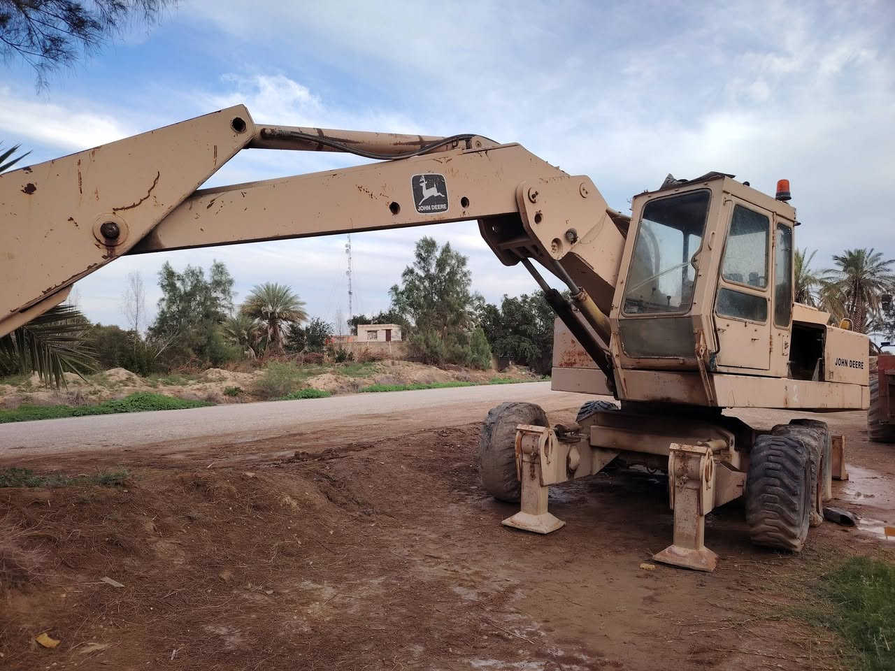 السلام عليكم ورحمة الله
(مكلف بالنشر) (مكلف بالنشر) (مكلف بالنشر) 
للبيع  
حفارة جوندير
السعر 150 ورقة (شدة ونصف) السعر قابل للتفاوض
التفاصيل
حفارة جوندير 
موديل 1995
محرك 6 سلندر سوبر بم ونوزل  بلادي مامفتوح 
شغالة جاهزه نقص فقط تايرات
بيها كتاب منافيست
وبيها كتاب فحص من مرور واسط
العنوان _واسط _قضاء الحي
للاستفسار اكثر الاتصال ع الارقام 
***********
***********
