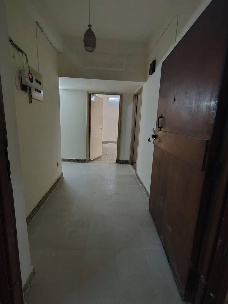 السلام عليكم 
شقة للبيع حي الاعلام
العمارات الكويتية
طابق الاول
3 غرف نوم
صاله مطبخ خدمات

مكتب الكرادي
***********
