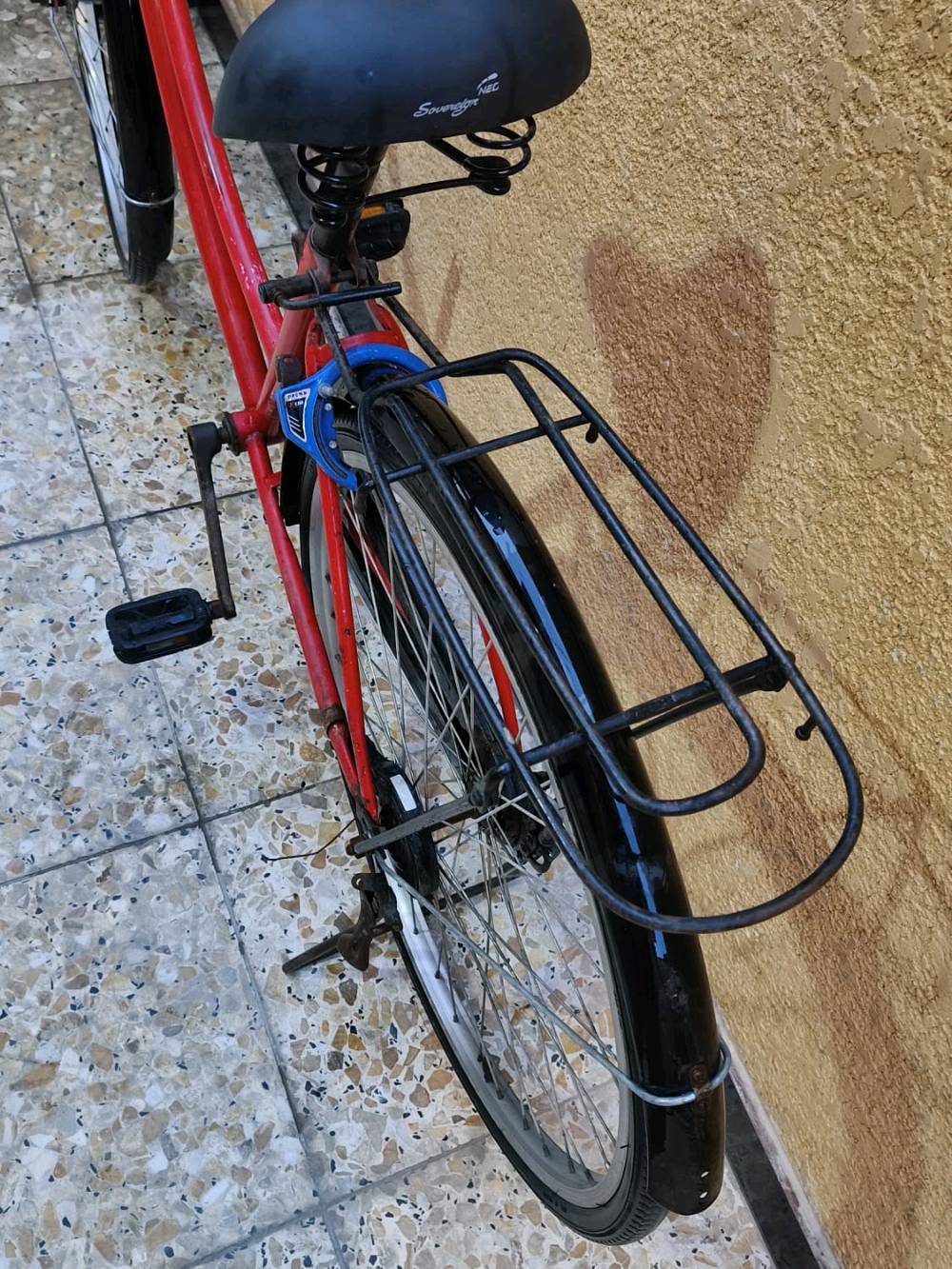 السلام عليكم اخوان بايسكل للبيع سياحي حجم 26 مصبوغ فوك الصبغ مالته البايسكل التايرات جدد الرنكات جدد المداكر جدد الصينيه جديده الكشن جديد البريك شغال القفل شغال كامل امكمل سعره50الف بي مجال 
مكاني بصره صبخة العرب 
رقم ***********