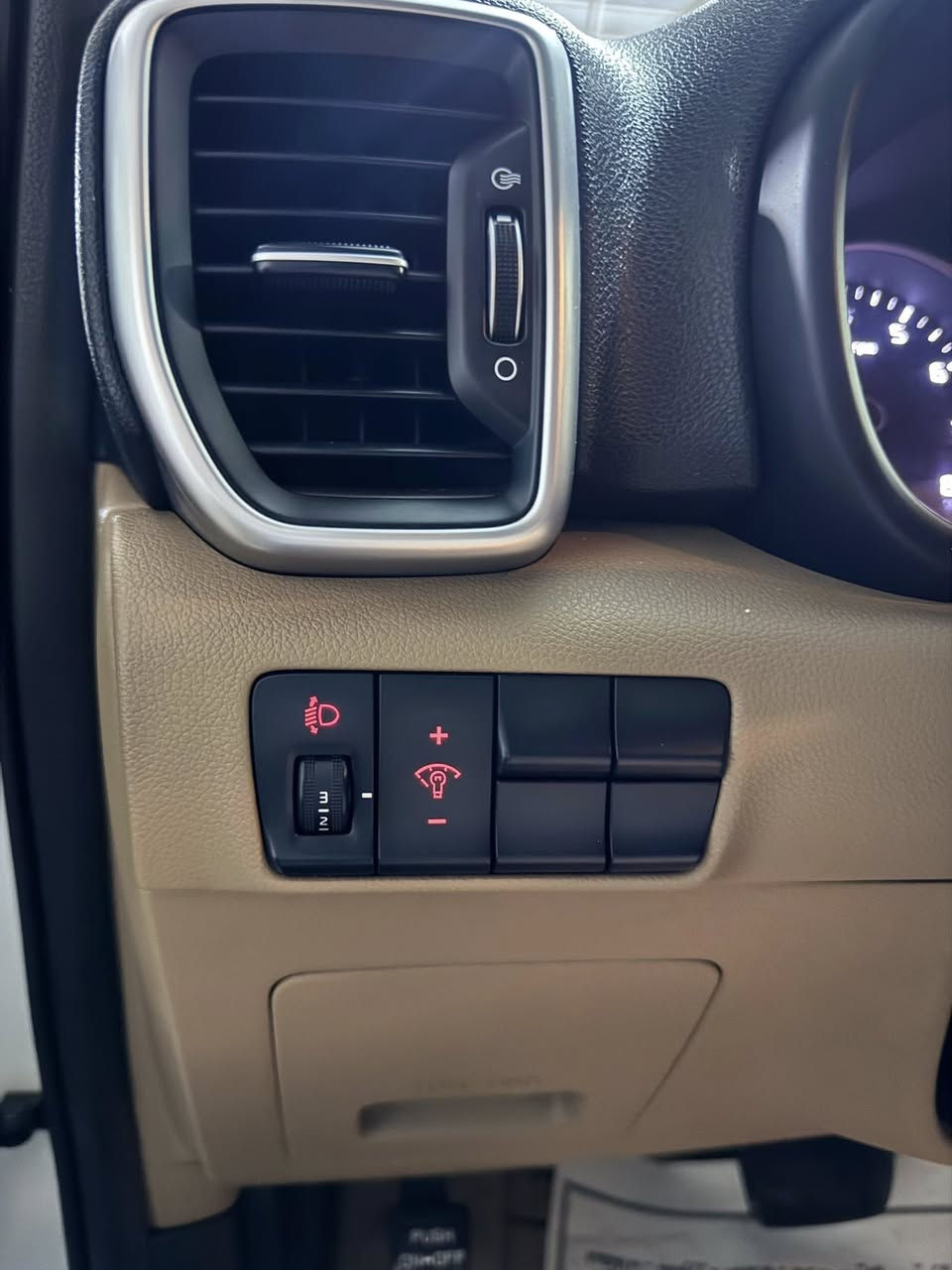 كيا سبورتج 2019 شكل ال2020
رقم بغداد
مكفوله من كلشي   ماشية (60) الف فقط سبير منازل 
 المواصفات عادية 
حجم المحرك 2,0L
دوش2000 
4اسطوانات نوع DOHC
مرتبط بگير بوكس 6سرعات
مري شفط
ويل كب 19 
يدة باب نيكل  
حساس دعاميةامامي
حساس دعامية خلفي
كشافات هيلوجين
لد نهاري 
داخل جلد حمصي 
شاشة اعطال
درايڤ مود
تحكم مقود جهتان
كروز سرعة
مخرج USB ipod
‏ ABS
تبريد امامي و خلفي 
رقمي ‭***********‬ 
السعر187
مكاني بغداد زيونة
