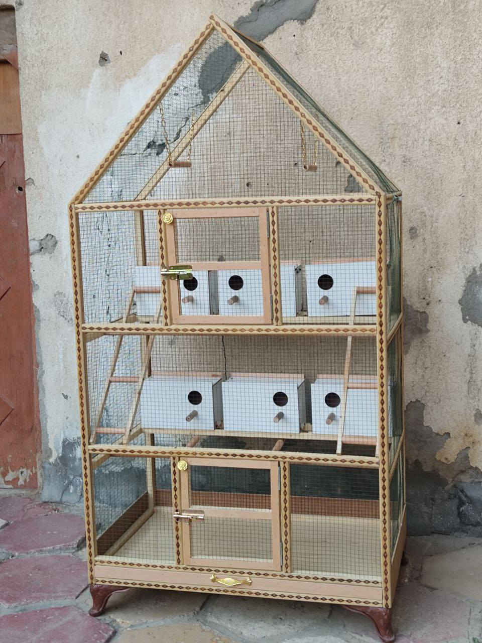 للبيع قفص خشبي عمل نجاره جديده غير مستعمل قياسات الارتفاع 1.90 العرض 1متر عرض البطن النزال 60 cm يحتوي على بيوت عدد 6 مراجيح عدد 2 درج عدد 2 ومجرى للتنظيف جراره القفص أحله من الصور سعره 80الف وبيه مجال ناصريه حي اور خلف جامع الحسن *********** يوجد واتساب
