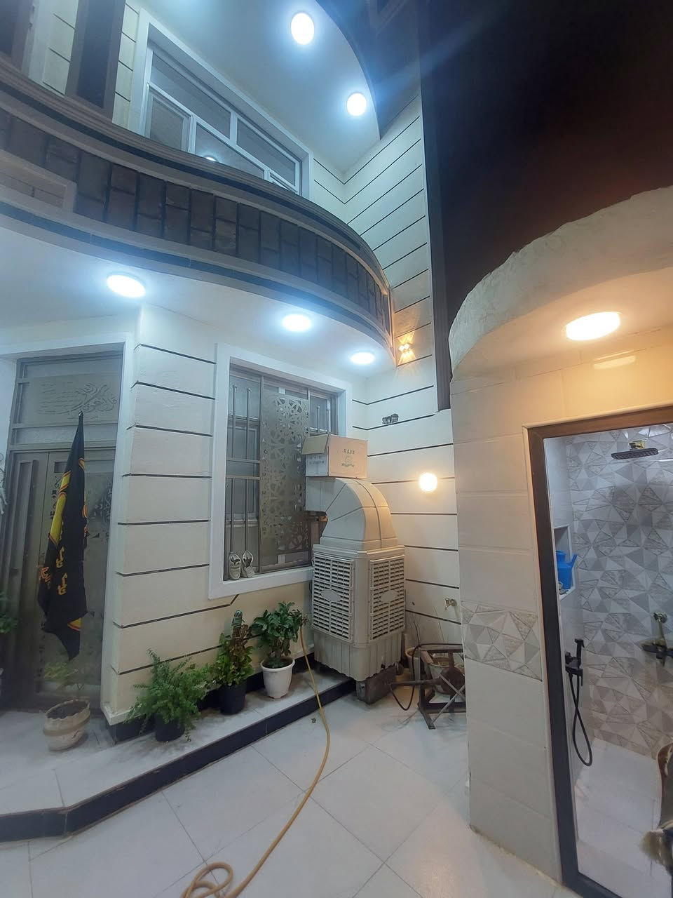 السلام عليكم بيت للبيع عقد17مساحه112 طابقين طابوق بناء درجه اوله3 غرف نوم وصاله وستقبال مجمع كامل خدمات ماء مجاري كهرباء تبليط بملحق الغدير قرب الحولي الجديد ***********
