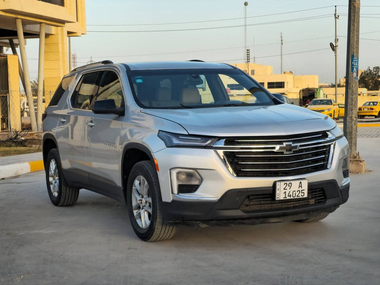 المركبة : شيفروليه ترافرس موديل 2023
مكان السيارة: كوت 
_______
المواصفات 
✅ شيفروليه ترافرس 2023  
✅ محرك 6 سلندر 3600 VVT
✅ اربع بصمات للابواب مع بصمة تشغيل
✅ ويل كب حجم 18 
✅ لايتات زينون اصل مع حاجب LED نهاري 
✅ كاميرا خلفية دوارة مع الستيرن 
✅ ستيرن كهربائي 
✅تحكم كهربائي متكامل لمقاعد المقدمة 
✅ منافذ USP & AUX
✅ منافذ طاقة 12V متعددة
✅ رادار امامي مانع تصادم واعطاء تنبيه مع حساسات خلفية
✅ مانع إنزلاق
✅ تحكم ستيرن جهتين متكامل الايعازات
✅ سايد بريك بصمة 
✅ تبريد السيارة 3 قطع مع تبريد خلفي منفصل  
✅ للمزيد الاتصال *********** علاوي 
✅️السعر 225 بيها مجال
