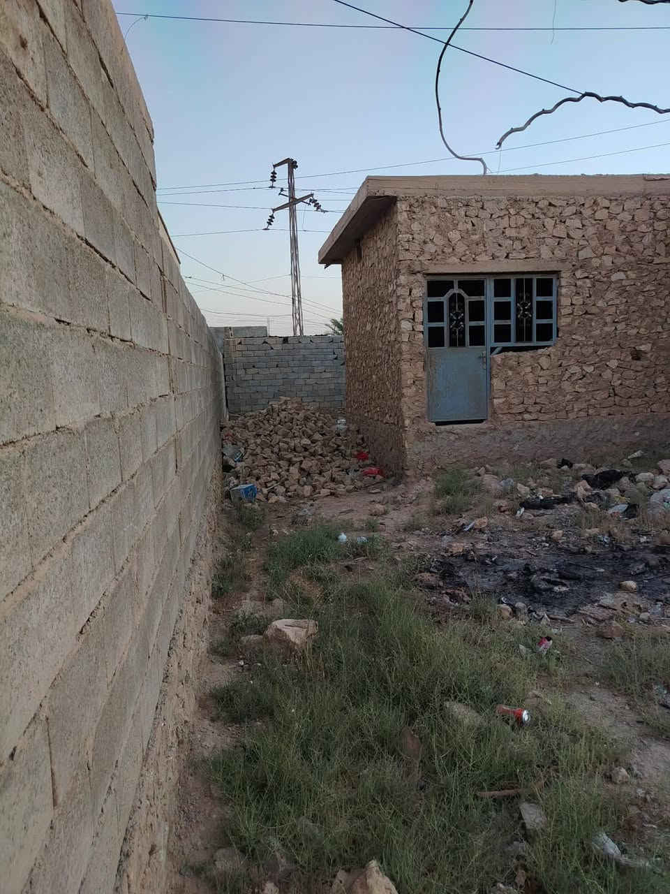 بيت مع قطعة للبيع الموقع بضهر معمل الغاز معاملت الطابو ماشين بيهة مكان هيت ***********
