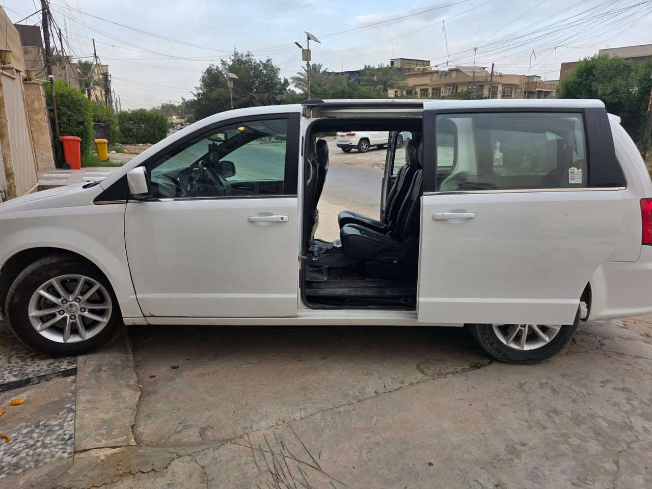 السلام عليكم
دوج كرفان 2019 sxt 

البيبان كهربائيه والصندوك كهربائي

ماشيه 50 تقريبا

بسمي تحويل مباشر رقمها بغداد 

السعر 165 مكاني بغداد


**إذا كنت صاحب هذا الإعلان وتريد حذفه لأي سبب، رجاءا أرسل رسالة إلى الدعم الفني**