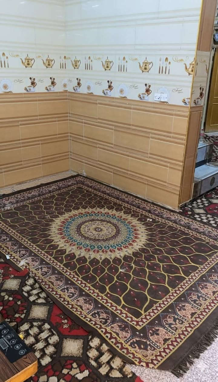 السلام عليكم
بيت ١٠٠ متر للبيع 
طابو 
مسلح 
غرفة - ديوانية- مطبخ - صاله 
حي الموظفين بالبدايه بالسبعة الاف 
السعر ٨٥ وبي مجال 
الاتصال ***********
