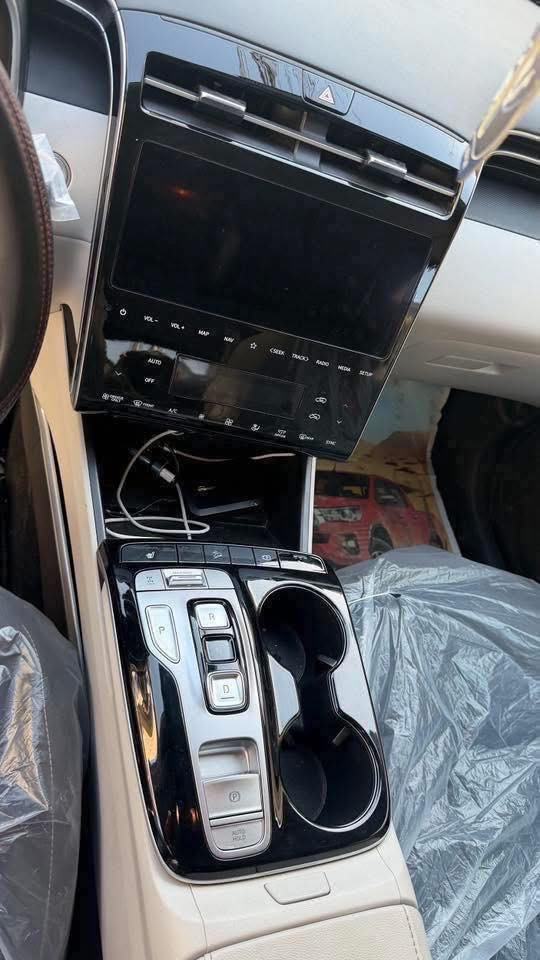 هونداي توسان 2024 هايبرد و بنزين السيارة اقتصادية و جديدة بحالة الوكالة ماشية 11 الف
رقم بغداد ب اسمي
لون ابيض فول عدا الفتحة 

وارد امريكي حادثها سطحي تبديل بنيد نفس اللون والدعامية بلادية نفسها فقط الجاملغ الامامي بي بارد وبدون دواخل السيارة فقط بارد بدون صبغ

وموجود بيها سونار داخل الصور
المواصفات:

/بصمة/تشغيل عن بعد/ترحيب ابواب/رادار امامي/رادار جانبي/تحديد مسار /مانع انحدار/اوتو هولد/هندبريك بصمة/كشن كهرباء/كشنات تدفئة/تبريد قطعتين/مود درايف/جنطة كهرباء/لايت زنون/بلوجكتر زنون/شحن واير ليس/كامرة دوارة/فول تحكم ستيرن/بلوتوث/AUX/منافذ
USB/كاربلي
محرك 1600 تيربو هايبرد

السعر 19.300$ دولار 
193 ورقة

العنوان : بغداد السيدية
*********** يوجد واتس اب
