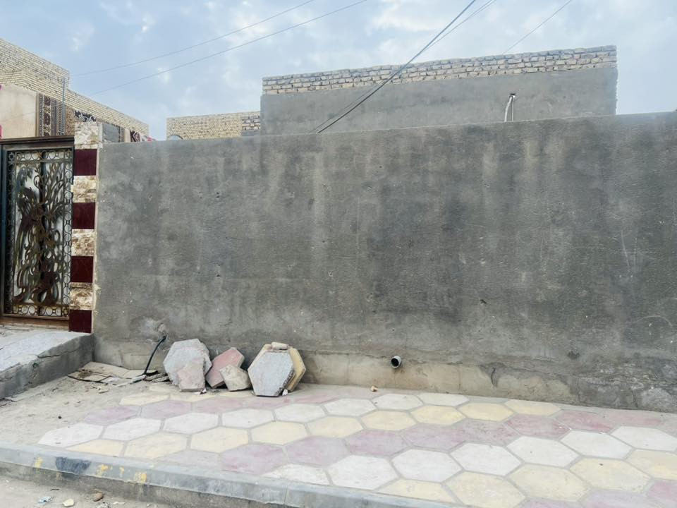 دار في حي أريدو طابو صرف 
بمساحة 200م في شارع مركز القلب 
قرب مجمع ابو زينب 
البيت عگاده يحتوي على غرفتين و صالة و مطبخ و مدخل و استقبال و صحيات و حمام 
البناء قديم ، ما عدى الاستقبال و المدخل و الصحيات و السياج الخارجي وسط 

السعر 230 مليون و قابل للتفاوض
الرقم للتواصل و الاستفسار :
***********
