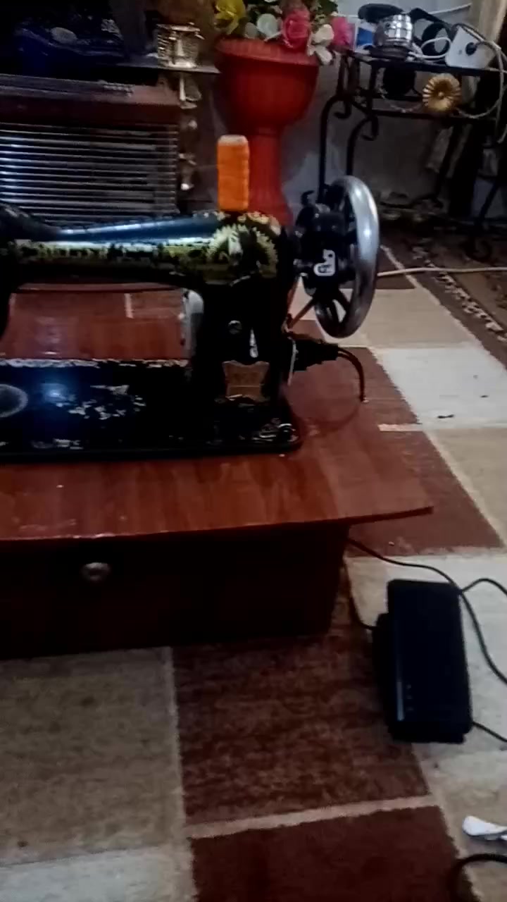 السلام عليكم مكينه ام الفراشه للبيع بس بيه خلل تكطع الخيط سعره 50اوبيه مجال هاذا رقمي بي واتساب ***********
