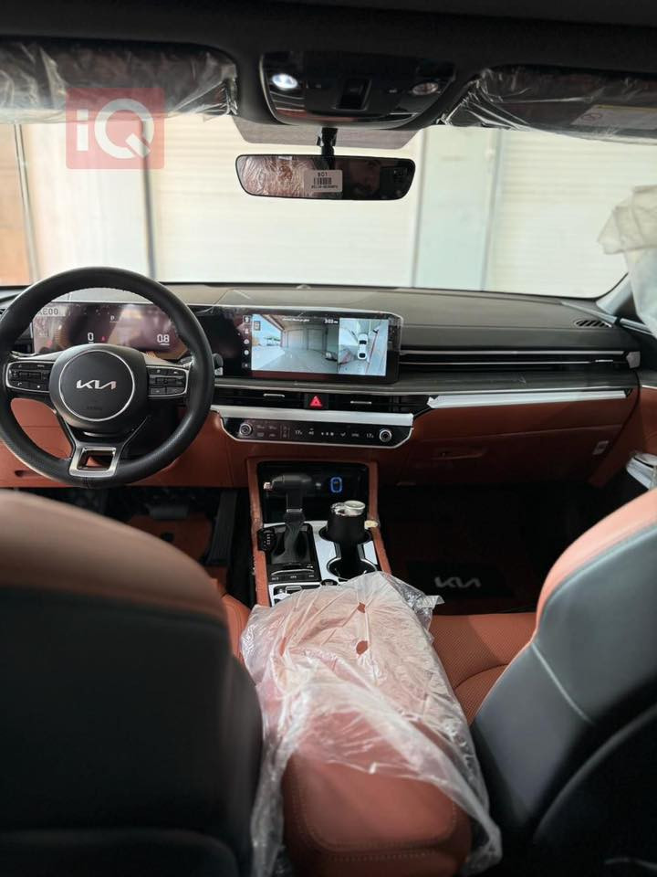 Kia K5 2024 – VIP (مواصفات خاصة)
▪️ أعلى فئة بالشركة (فل كامل 1/1)

▪️ ممشى39 ألف كم

رقم أربيل باسم شركه الاعتماد

▪️ كلين خليجي

▪️ بيها مكانين مسحوبات ع كد اربع أصابع الباقي كفاله 

مغلفه كلها نانو حتى التنته وبي ضمان 10 سنوات 

🔹 اللون: بيانو بلاك بالكامل

🔹 داخل جلد مشمشي مع صاج رصاصي

🔹 محرك 2500cc

الضمان:

✔️ 5 سنوات ضمان

المواصفات:

 • إنارة داخلية محيطية متعددة الألوان

 • أوتو هولد

 • نظام ترحيب عند الاقتراب وعند إطفاء السيارة

 • 5 كامرات

 • رادارات أمامي / خلفي / جانبي

 • حساسات أمامي وخلفي

 • تحذير النقطة العمياء

 • تحذير تصادم وفتح الباب

 • توقف ذاتي

 • مرايا جانبية قلاب

 • فتح صندوق كهرباء مع خاصية الفتح عند الاقتراب

 • أبواب شفط

 • مقاعد جلد كهرباء (حار / بارد)

 • تشغيل وإطفاء عن بُعد

 • فتح وغلق الجام عن بُعد

 • مراية وسط تعتيم

 • قفل أمان للأطفال

 • وغيرها الكثير…
مكاني البصره 

السعر 234 وبيها مجال

***********
