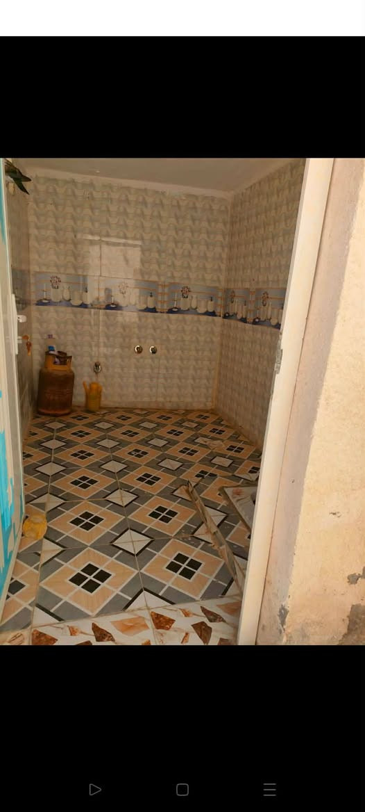 السلام عليكم 
بيت 130م زراعي سند 25 اقرار محكمة في منطقة حي العزل يتكون البيت من غرفة وصالة ومطبخ وصحيات داخليه وخارجيه وطارمه وحديقه ومخزن وتهويات البناء طابوك والسقف عكاده ارضية سيراميك
 السعر 29 مليون


**إذا كنت صاحب هذا الإعلان وتريد حذفه لأي سبب، رجاءا أرسل رسالة إلى الدعم الفني**