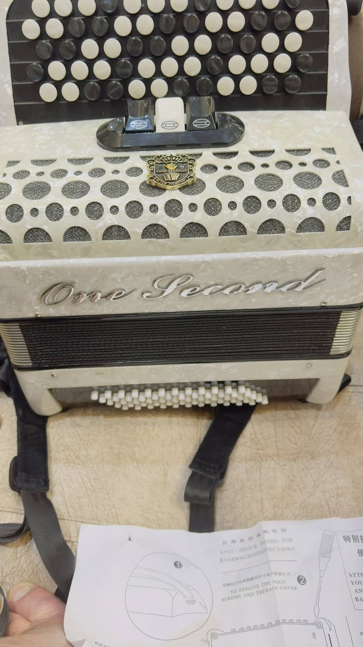#أكورديون_زري
آلة موسيقية نفخية وإيقاعية . (Button Accordion)
الأكورديون من صنع "One Second" 
وتحديداً هذا النوع يسمى بايان (Bayan) أو أكورديون كرواتي
زرّي، لأن لوحة المفاتيح الجانبية تعتمد على الأزرار البيضاء والسوداء بدلاً من مفاتيح البيانو التقليدية.
الازرار—-
• الأزرار العلوية (البيضاء والسوداء): 
تُستخدم لعزف النوتات الموسيقية والألحان (الجانب الأيمن للمعزف).
• الأزرار السفلية الصغيرة: 
تُستخدم لعزف البيس (Bass) والمقامات المصاحبة لضبط الإيقاع الخلفي.

كارتون وياه فتحته حتى اصورة الكم
ما مستخدم الجهاز وما بيه اي خلل وضرر . 
مهتم ادخل خاص وانته قيم 
لان سعر الموقع ما نمشي عليه ما يفيدكم ❤️


**إذا كنت صاحب هذا الإعلان وتريد حذفه لأي سبب، رجاءا أرسل رسالة إلى الدعم الفني**
