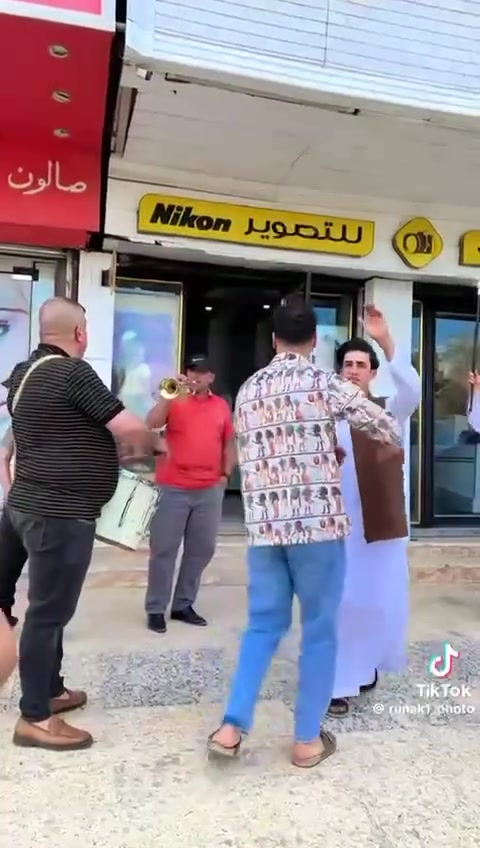 السلام عليكم.  من رخصه صاحب الكروب المحترم   أحبتي مكتب الخليج للمسيقي الشعبيه لاحياء كافه الحفلات والمناسبات ماعليك بس تتصل وحنه نجيك الباب البيت يعني مسيقى دلفري  هاتف ***********اسامه    تصل وتدلل علينه مكانه الغزاليه نطلع جميع المناطق في بغداد
