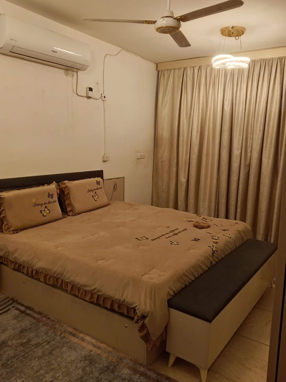 السلام عليكم غرفه نوم تركيا جبيره وجديده 8 قطع لون أوف وايت العنوان بغداد الاعظميه السعر 800 الرقم ***********
