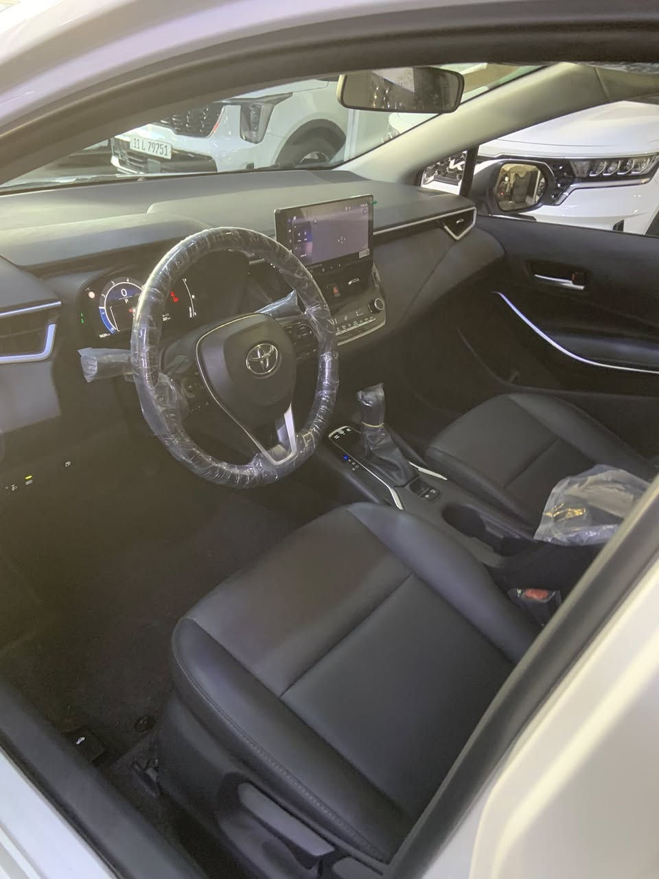 كورلا 2025 هايبرد 
رقم بغداد 

السيارة مكفولة كفاله 
ماشيه 9 الف 
داخل اسود 
السعر 162  وبيه مجال 
مكان السيارة بغداد
***********
