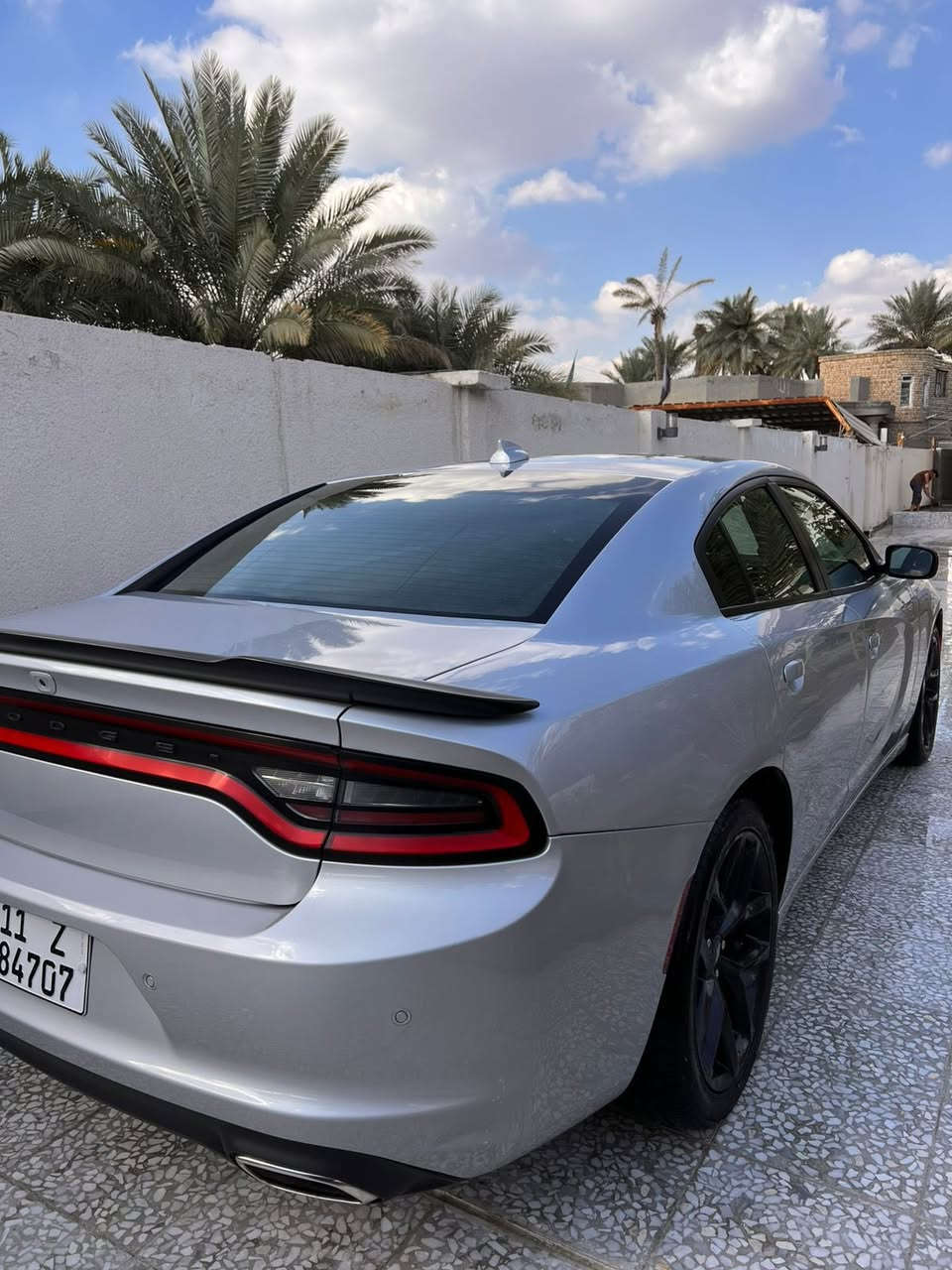 جارجر 2023
مواصفات 
شاشة كبير 
كشن حضن 
حساسات خلفية 
حادث شخط بالباب مال السايق و الخلفي 
***********
