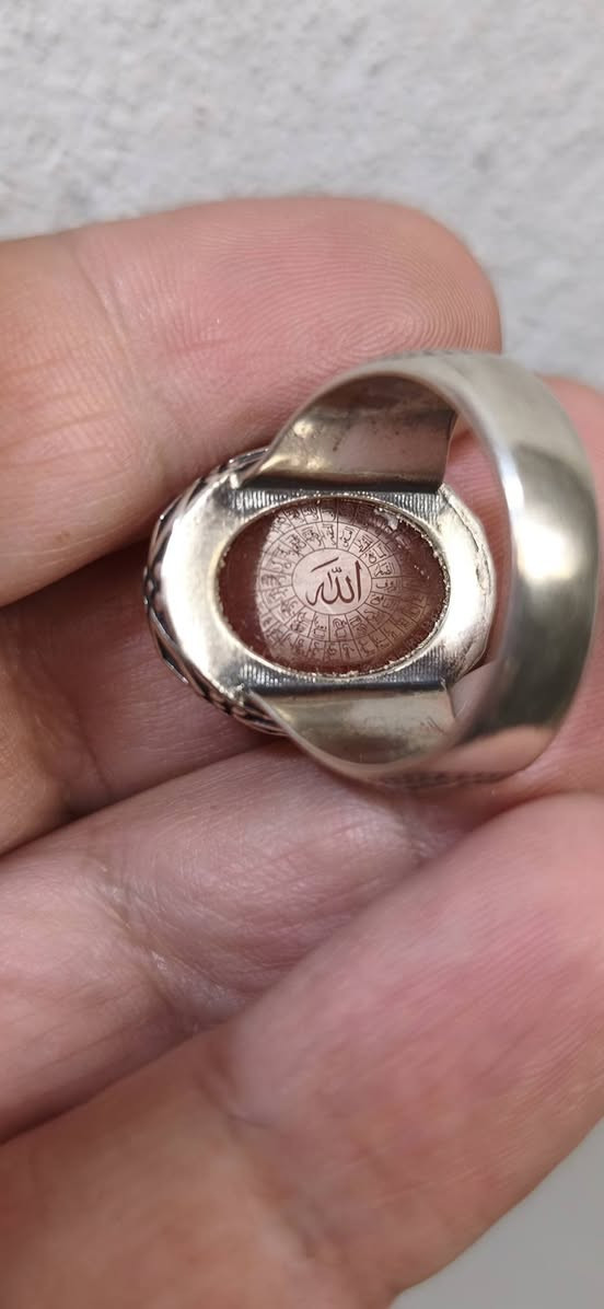 خاتم عقيق يماني طبيعي لون تحفة منقوش
حرز السيد القاضي أ
ية الزرق ومن يتق الله 
اسماء الله الحسنى في ظهر الحجر
صياغة فضة اصلية قياس الخاتم ٢٢


**إذا كنت صاحب هذا الإعلان وتريد حذفه لأي سبب، رجاءا أرسل رسالة إلى الدعم الفني**