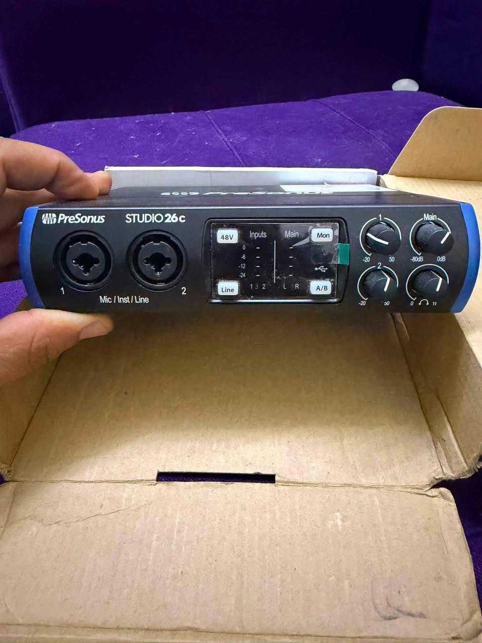 للبيع PreSonus Studio 26c الأصلية، الجهاز جديد ولم يُستخدم نهائيًا، بحالة ممتازة.
المواصفات:
✅ جودة تسجيل احترافية 24-bit / 192 kHz.
✅ منفذين Combo (XLR / 6.35mm) لتوصيل المايكات أو الآلات الموسيقية.
✅ يدعم مايكات Condenser مع 48V Phantom Power.
✅ منفذ سماعة رأس مع تحكم مستقل بالصوت.
✅ مخارج للسماعات الاحترافية (Studio Monitors).
✅ اتصال سريع عبر USB-C.
✅ متوافق مع Windows و Mac.
✅ مناسب للعمل مع برامج مثل Studio One، FL Studio، Cubase، Ableton Live، Adobe Audition وغيرها.
‏***********📞
يستخدم في:
🎤 تسجيل الأغاني والأصوات باحترافية.
🎙️ البودكاست وصناعة المحتوى.
📹 البث المباشر (Streaming).
🎸 تسجيل الجيتار والآلات الموسيقية.
🎵 إنتاج وتوزيع الموسيقى والهندسة الصوتية
