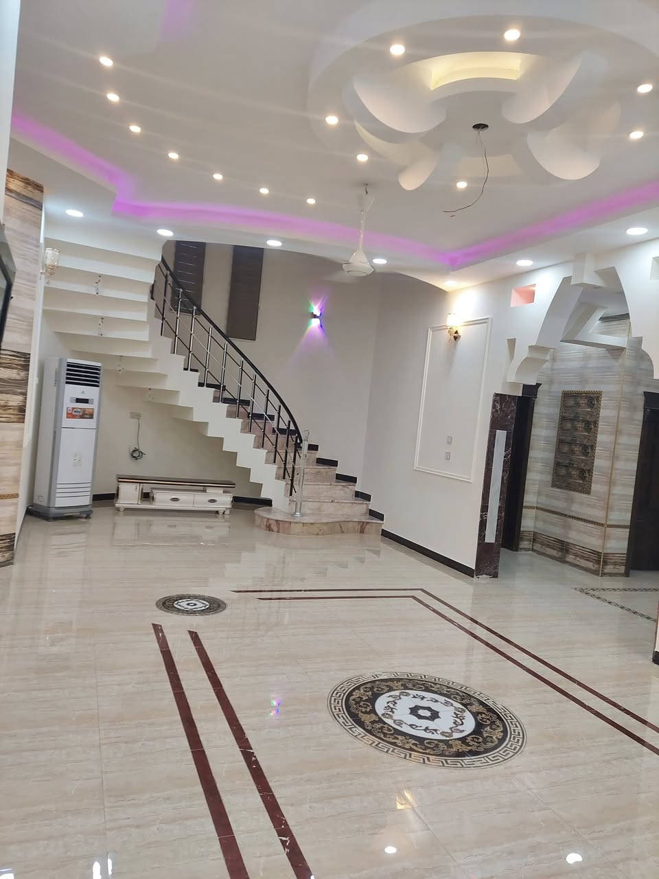 🔴🔴
(بيت للبيع 750 متر بناء حديث درجة اولى بسعر مناسب) 

الموقع: خلف جامعة الإمام الصادق عليه السلام الأهلية.

المساحة: 750 متر زراعي إقرار محكمة.

تفاصيل العقار:  
طابق واحد ونص بناء حديث فول مواصفات بناء درجة اولى مساحة البناء 360 متر يحتوي على 3 غرف نوم 
2 بالطابق الاول و غرفه واحده كبيرة بالطابق الثاني وصالة عدد 2 وبراني ومطبخ ومجمع صحيات عدد 2 
وكراج للسياره كبير جداً  .

السعر: 210 مليون مع المجال. 

للأستفسار أكثر مراسلتنا ع الخاص او رقم الواتساب( *********** )
