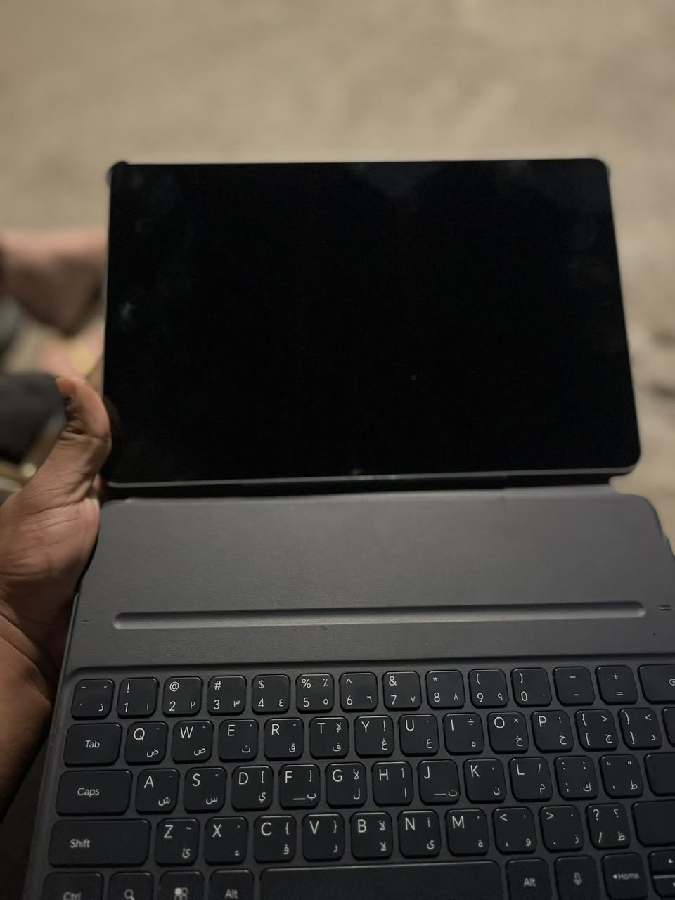 السلام عليكم 
هونر باد 10
جهاز مستعمل قليل هوه والكيبور مالته 
مواصفاته:

- *الشاشة*: 12.1 بوصة IPS LCD بدقة 1600x2560 بكسل (2.5K) ومعدل تحديث 120 هرتز.
- *المعالج*: Qualcomm Snapdragon 7 Gen 3 ثماني النواة.
- *الذاكرة*: 8 جيجابايت رام و 256 جيجابايت ذاكرة تخزين داخلية.
- *الكاميرا*: خلفية 8 ميجابكسل وأمامية 8 ميجابكسل.
- *البطارية*: 10100 مللي أمبير مع شحن سريع 35 واط.
- *نظام التشغيل*: أندرويد 15 مع واجهة MagicOS 9.
- *التصميم*: إطار من الألومنيوم ووزن 525 جرام.


**إذا كنت صاحب هذا الإعلان وتريد حذفه لأي سبب، رجاءا أرسل رسالة إلى الدعم الفني**