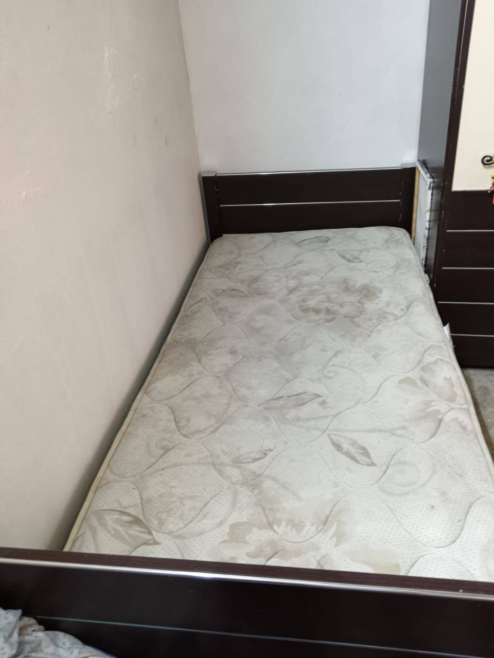 للبيع سرير معدن نفر واحد  عدد ٢ الواحد ب٧٥ الف 
سرير خشب عدد ٢ مال نفر واحد الواحد ب٤٠ الف
للتواصل ***********

