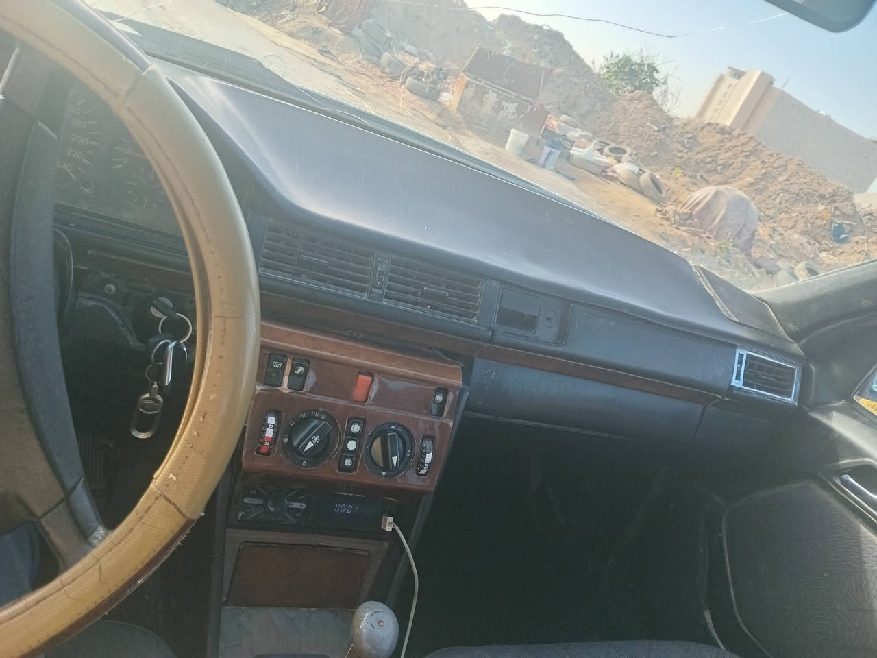 سلام عليكم مارسدس دب موديل 86كامله السياره معمره عوزه فقط تنكجي وصبغ شوفت عينك كامله سيارب من حدادين كير جديد محرك جديد كامله سياره من كلشي رقم بغداد الدولي سعره 36وبيه مجال حك الجيه اتصل عل رقم ***********
