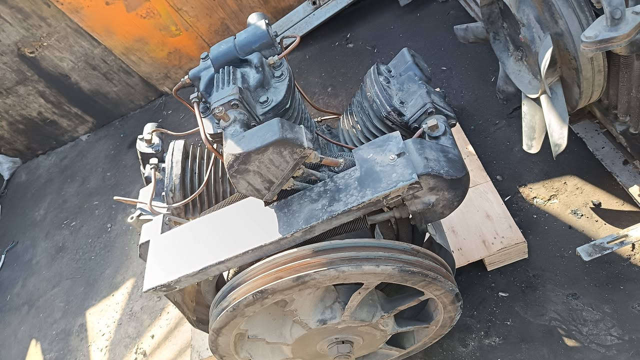 السلام عليكم ظاغطه هواء كبيره جدا انكر صول تنشد عله خزان ١٠٠٠ ٢٠٠٠ لتر يشغلها ماطور ٢٠ حصان للاتصال *********** العنوان بغداد باب الشيخ كراج الحرباوي محلات النور
