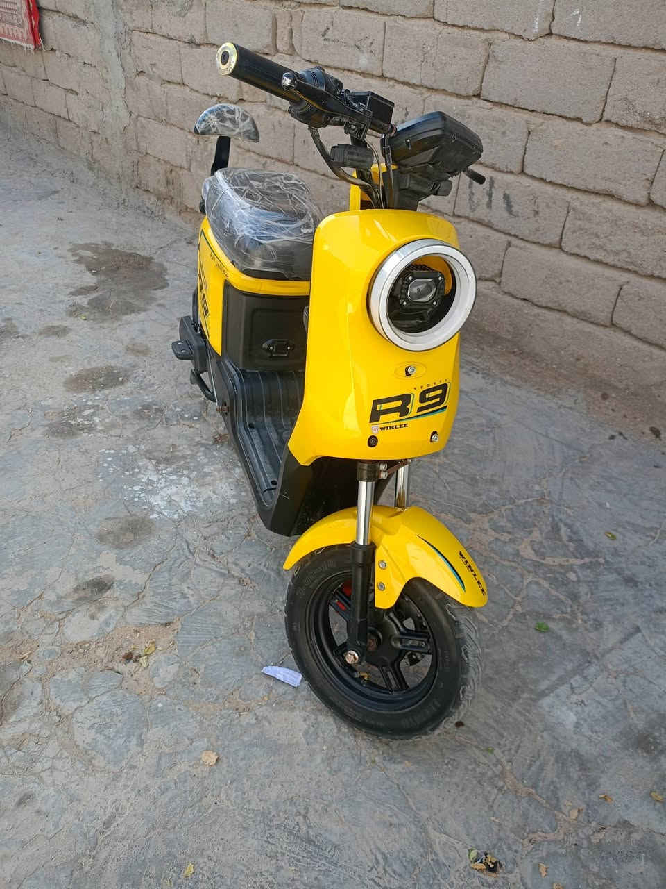 سلام عليكم دراجه شحن ار9/مديل2026زيرو/سعر450/مكان زبير/***********
