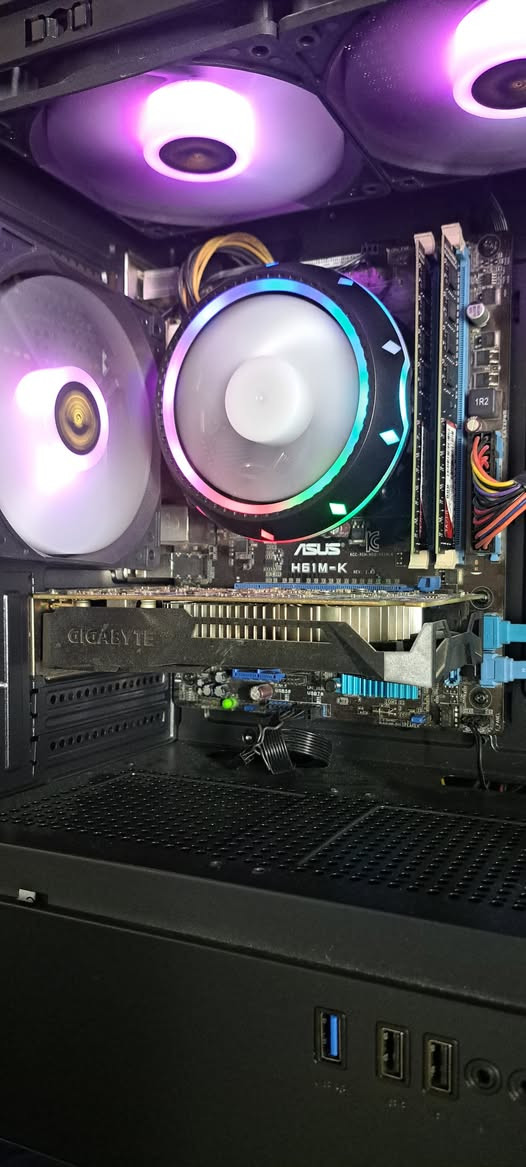 كيس  العاب بسعر مناسب

المعالج  Intel® Core™ i7-3770

المذربورد  ASUS h 61 

الرام  16 كيكا ddr3

الهارد  ssd 260  hdd 500

كرت الشاشة  gigabyte 1050 2gb

يشغل العاب قوية مثل Cyberpunk 2077

الكيس بي 30 لعبة 

سعر الكيس 165 الف

بغداد شارع الصناعة رقمي ***********

لايوجد توصيل
