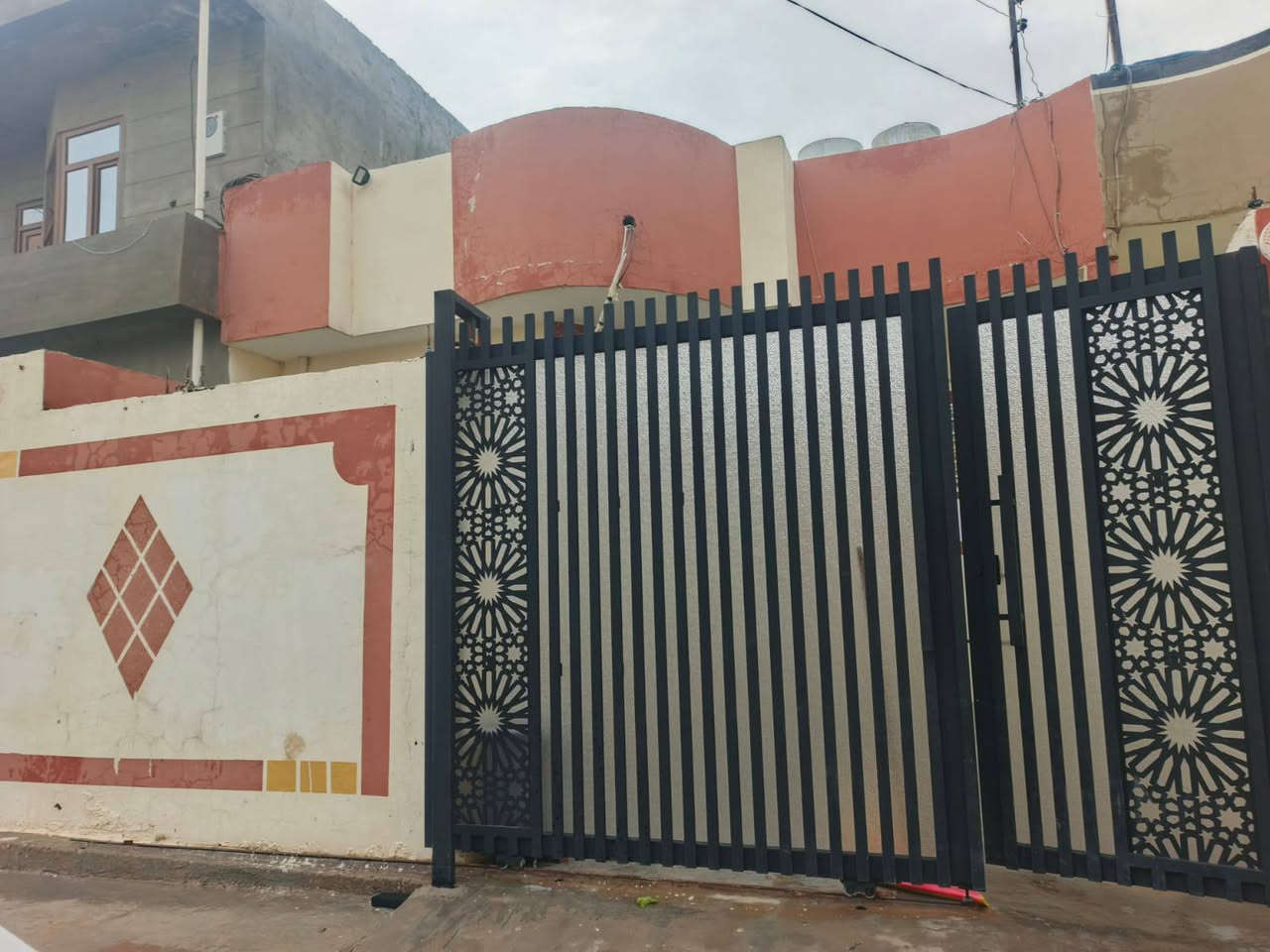 بيت للبيع طابو صرف بأسم شخص واحد مساحة ١٥٠ الواجه ٧ ونص النزال ٢٠ فول مواصفات نظام دكت سقوف ثانويه فول سيراميك البيت خير من الله الموقع مميز بصف المستشفى التركي اتصل على الرقم واعرف السعر ***********
