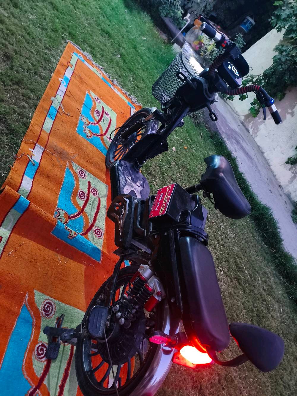 بايسكل جديد مثل ما موضح بل صوره سويج وبصمه نضام تشغيل شاشه دجيتل سرعته من35الى40 اشارات شغاله لايت كدام وبك شغاالات 4نمر شاحنته جديده وأفضل عندما ايخلص شحن 
ما هو اسم الموديل وتفاصيل العلامة التجارية؟: 
موديل 24
ما هي حالة البطارية وكم تستغرق لشحن كامل؟: 
بطاريه جيده وتستغرق من 2ساعه إلى 3ساعه شحن
هل يوجد أي مشاكل أو صيانة حديثة تم إجراؤها؟: 
لا يوجد جديد بس اكو اشياء بسيطه
ما هو الموقع بالتحديد لاستلام الدراجة؟: 
كربلاء شارع بغداد مقابيل عامود54 
ما هو السعر المطلوب وهل يمكن التفاوض عليه؟: 
سعر 290الف وبيه مجال شي بسيط 