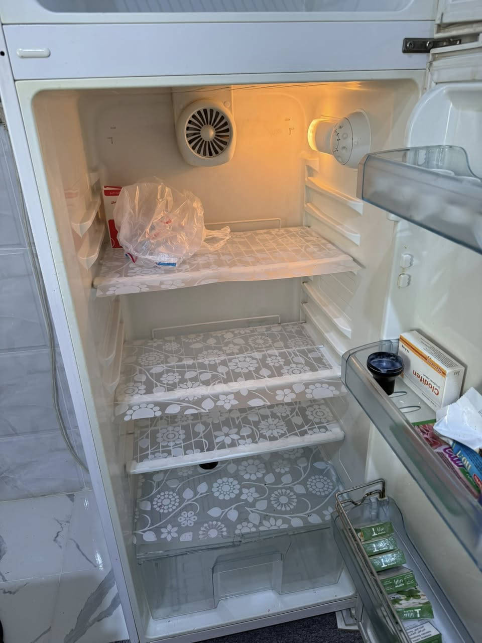 السلام عليكم ثلاجة للبيع مال بيت نضيفج جدا السعر 180 الف و بيها مجال للاتصال ***********
