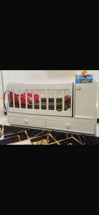 للبيع سرير طفل كبير وهزاز متحرك مع الدوشك مالته بعده جديد الزعفرانيه ا...