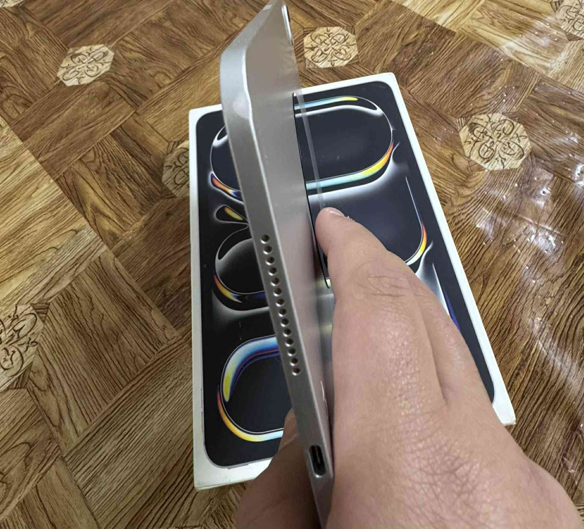 سلام عليكم ايباد ١٣. M4. ذاكره 256 بطاريه 88 جهاز نضيف السعر ٩٠٠ وبيه مجال قليل. عنواني البلديات الصحفيين رقم الهاتف ***********
