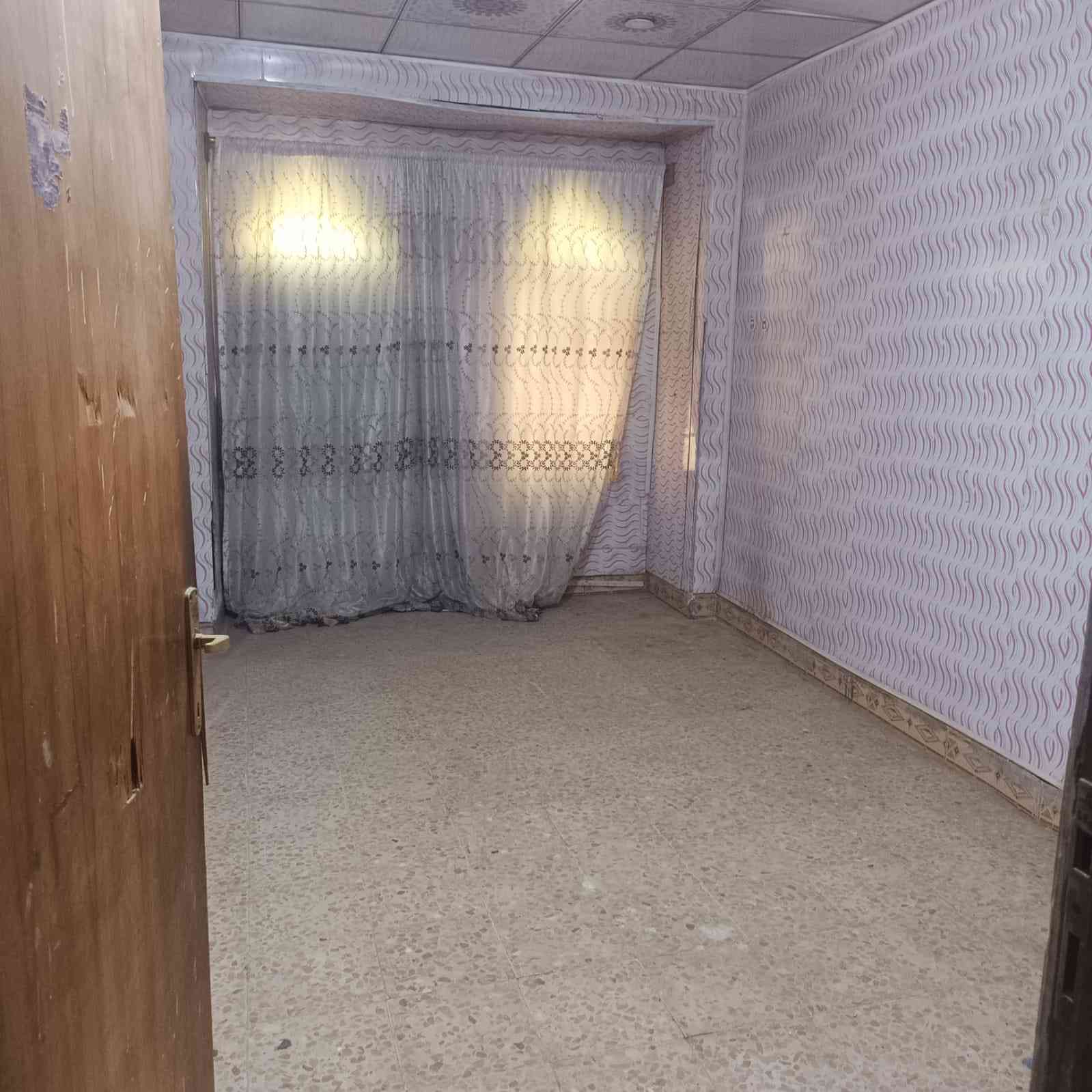 شقه البيع جوه الجسر مال شارع الجسر . غرفتين وصاله ومطبخ وحمام وبيها سخان وماطور وتانكي وخط مولده شقه سد قفليه  والسنوي مليون ونص ترهم مراوس بيت زراعي  وقصاد الاستفسار رقم الهاتف ***********
