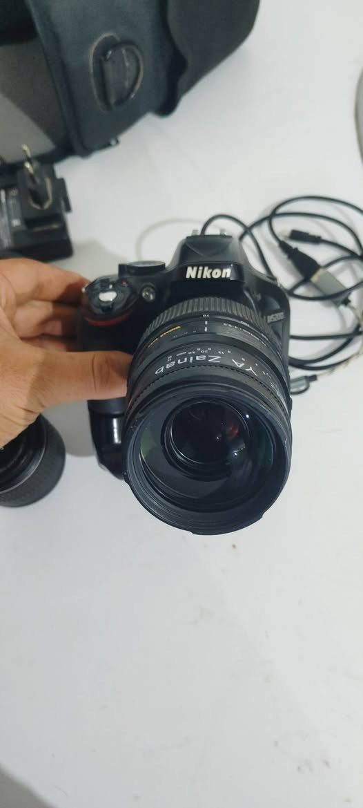 ماعرف بيهن نيكون. 5200 D  قيم باليرضي الله والسعره زين بالعافيه عليه 
***********
